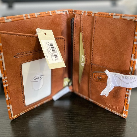 Fossil Mykel Passport Case - Picture 6 of 7